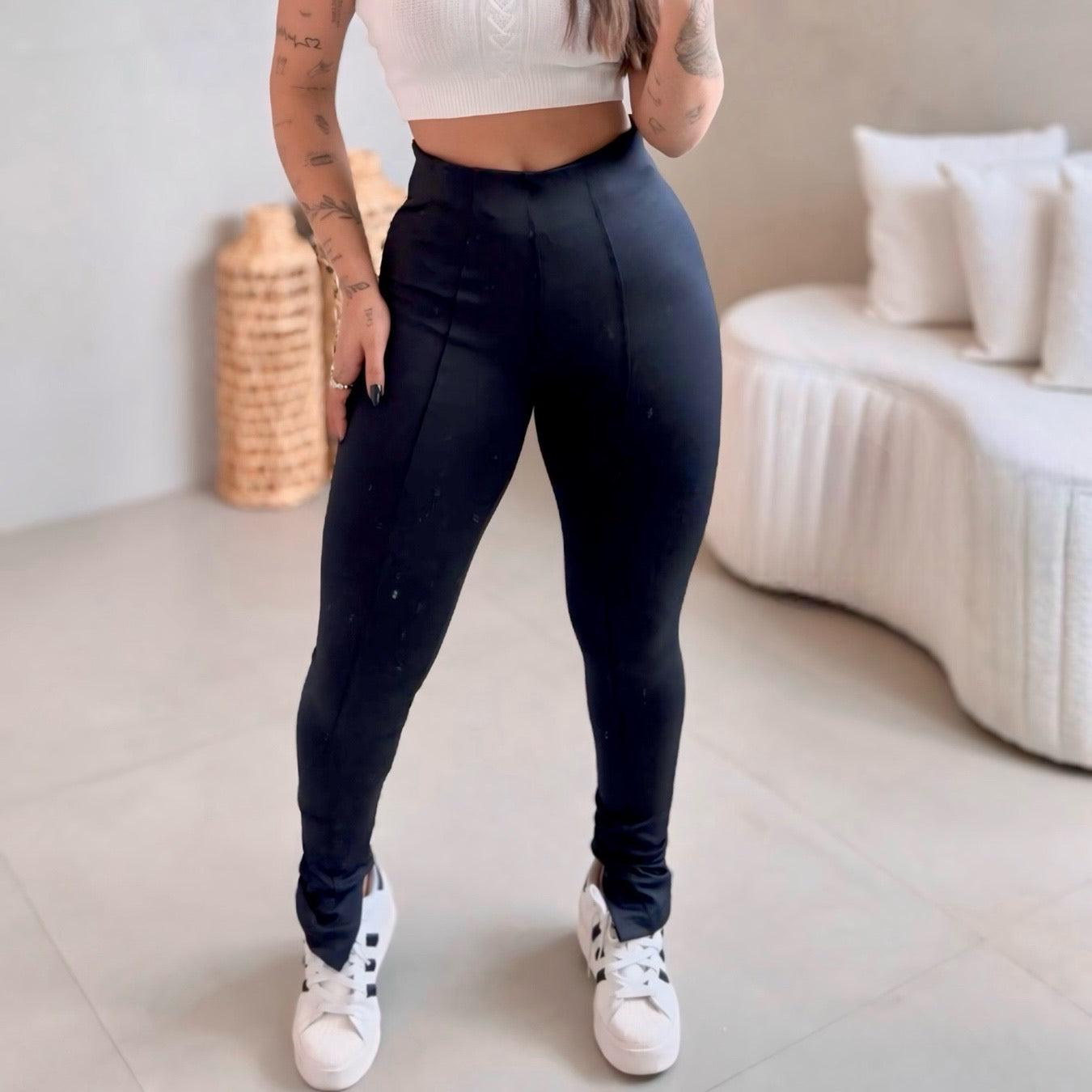 Calça Zara cor preto cos-alto
