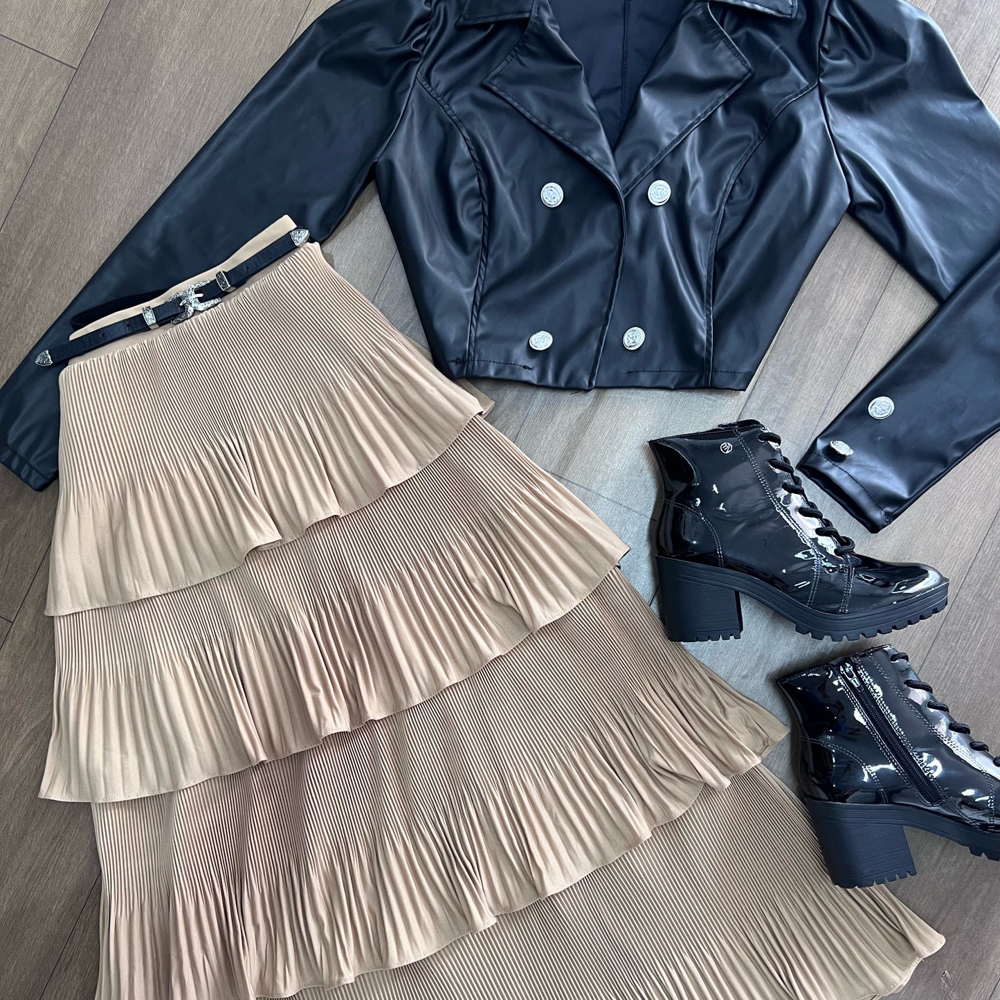 Saia mídi plissada 4 camadas cor nude