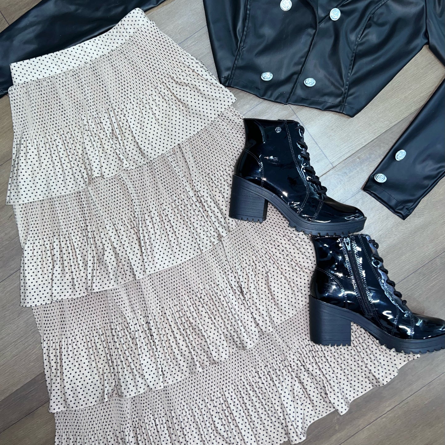 Saia mídi plissada 4 camadas cor nude com poá