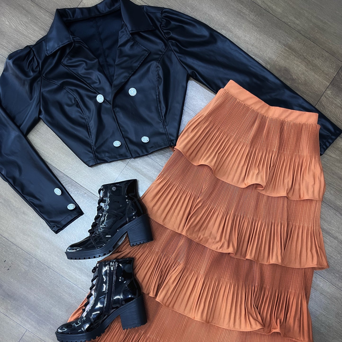 Saia mídi plissada 4 camadas cor caramelo