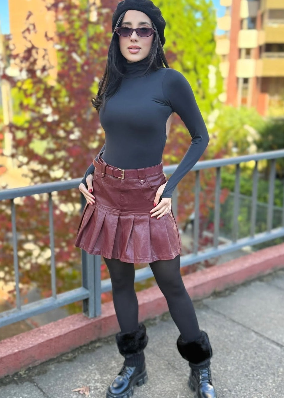 Saia shorts em courino com pregas