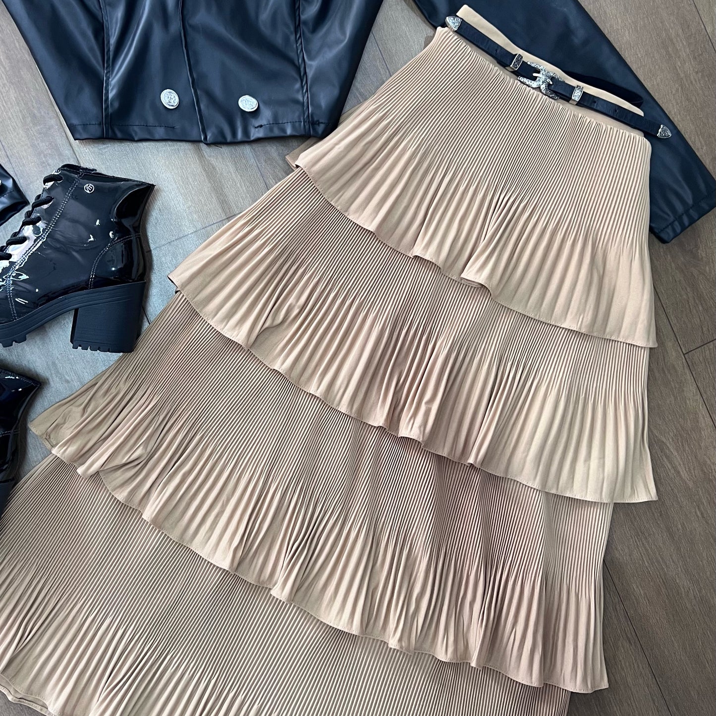 Saia mídi plissada 4 camadas cor nude