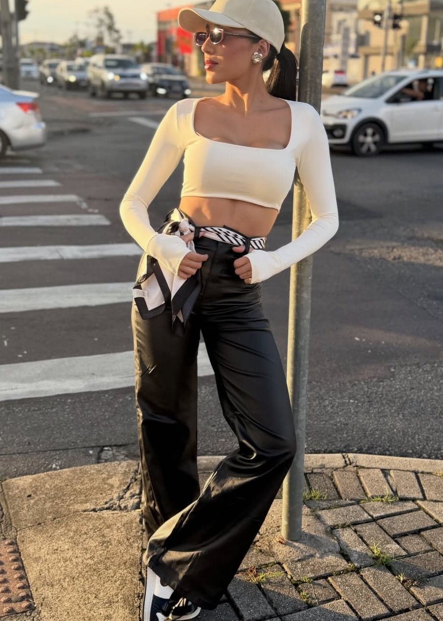Calça wide legal em courino com lycra