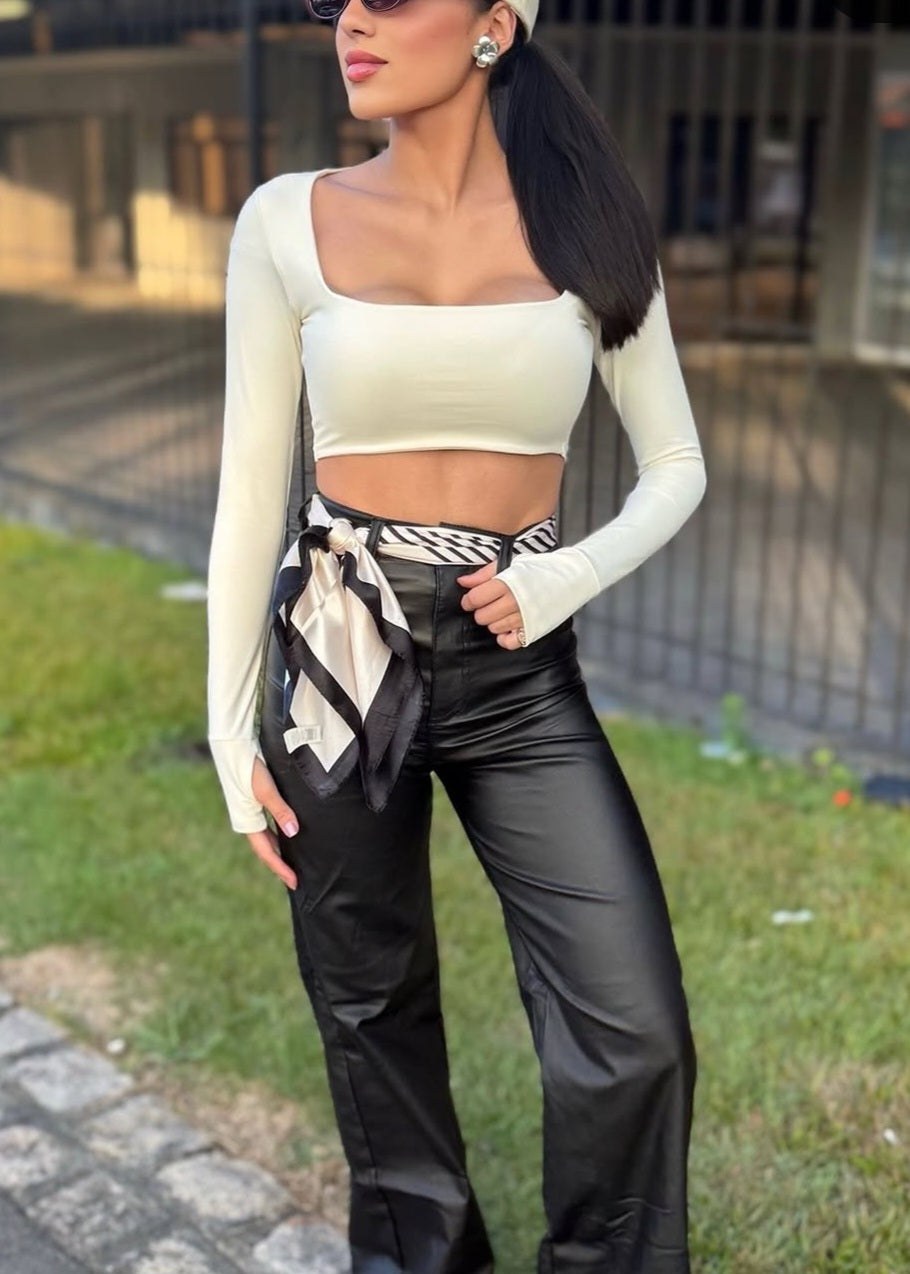 Calça wide legal em courino com lycra