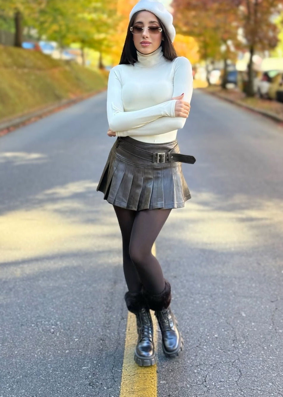 Shorts saia em courino com pregas