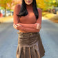 Saia shorts em courino com pregas