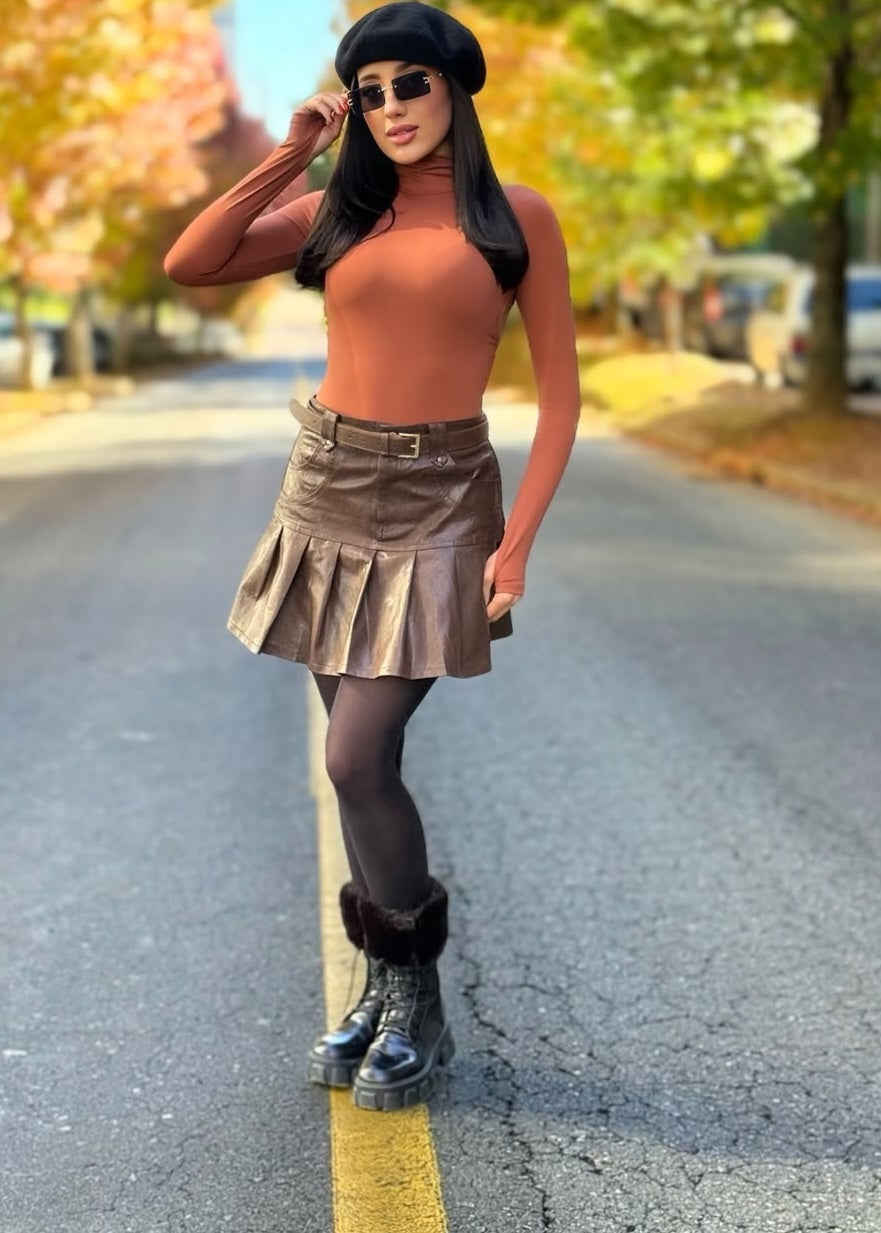 Saia shorts em courino com pregas