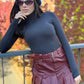 Saia shorts em courino com pregas