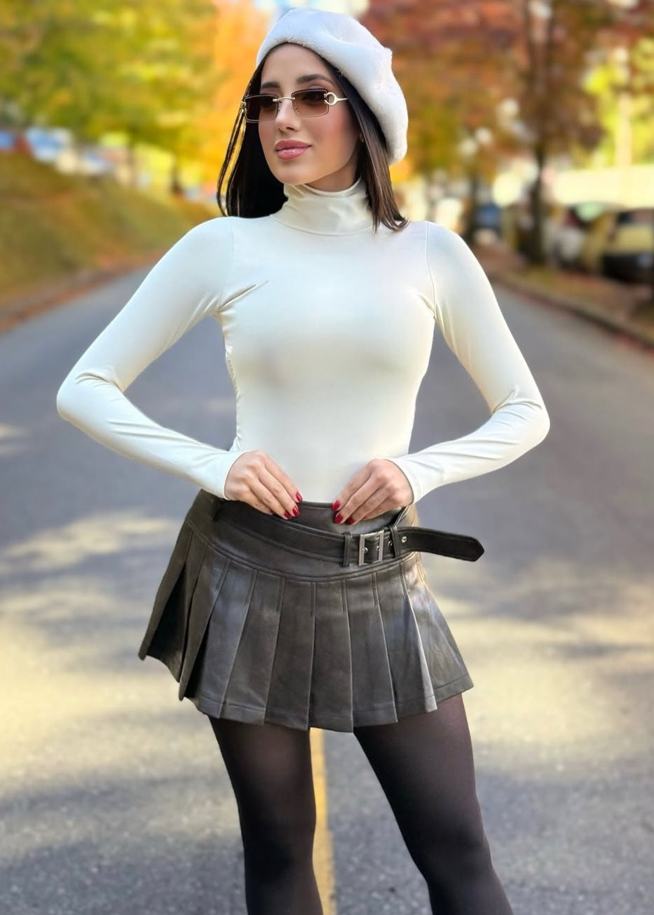 Shorts saia em courino com pregas