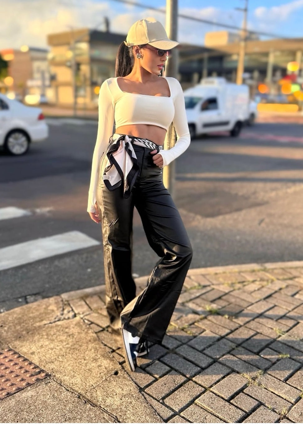 Calça wide legal em courino com lycra