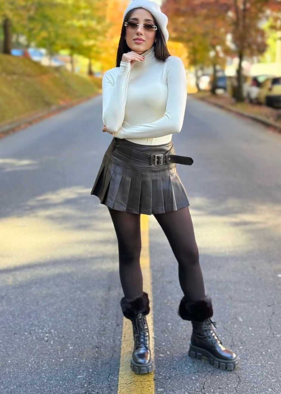 Shorts saia em courino com pregas